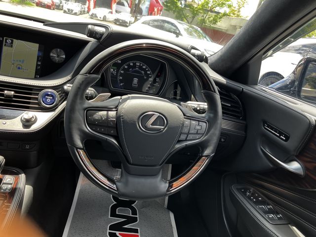 LEXUS LS500h 4WD
