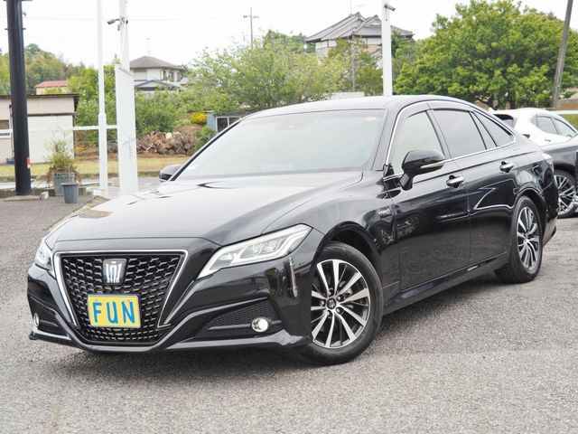 CROWN sedan hybrid