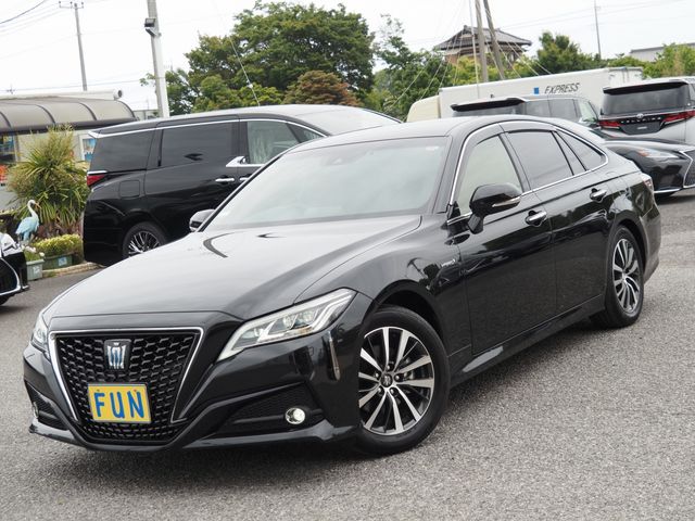 CROWN sedan hybrid