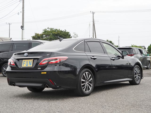 CROWN sedan hybrid