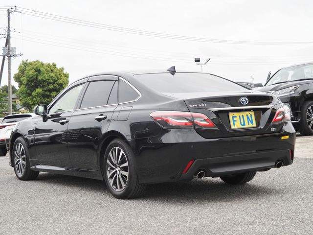 CROWN sedan hybrid