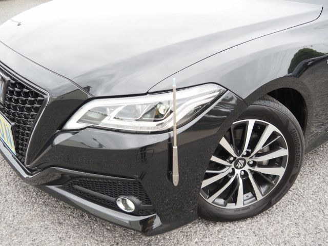 CROWN sedan hybrid