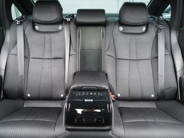 CROWN sedan hybrid