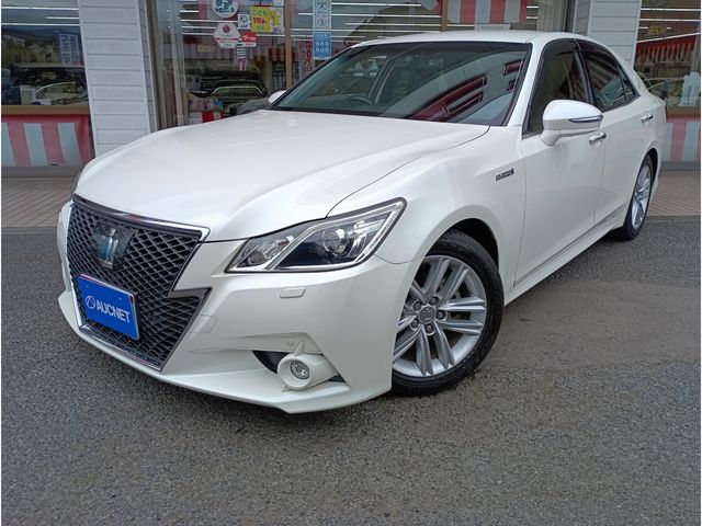 CROWN sedan hybrid