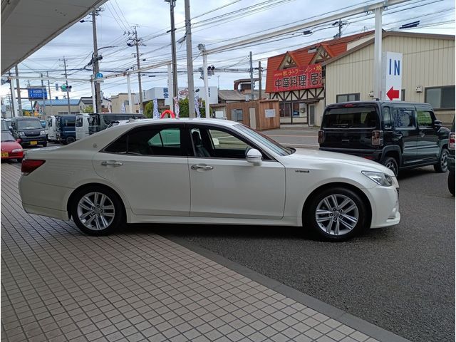 CROWN sedan hybrid