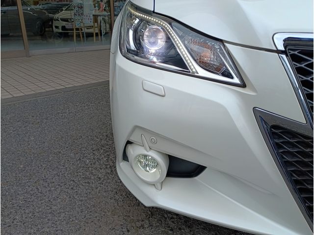 CROWN sedan hybrid