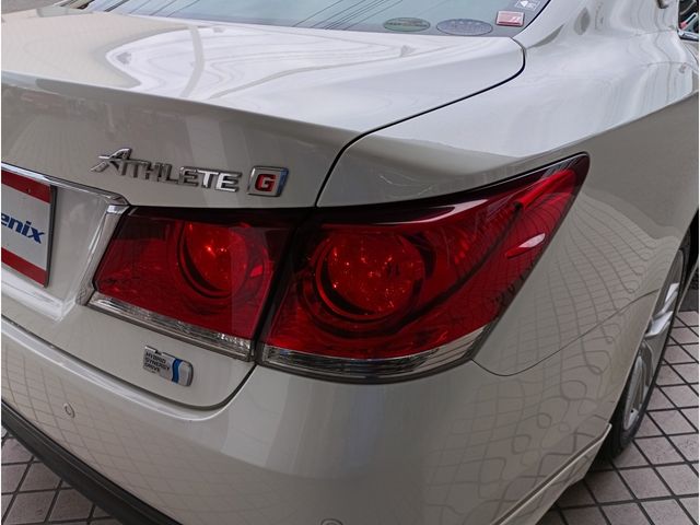 CROWN sedan hybrid