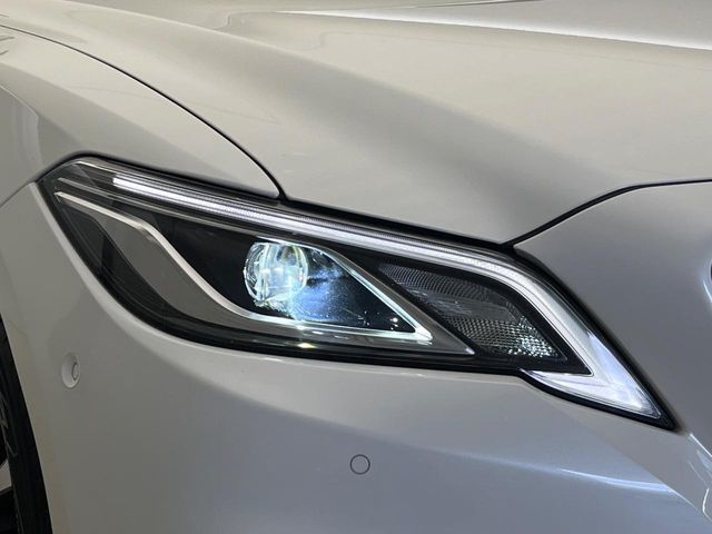 CROWN sedan hybrid