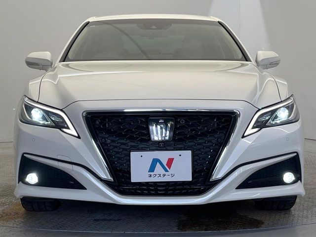 CROWN sedan hybrid