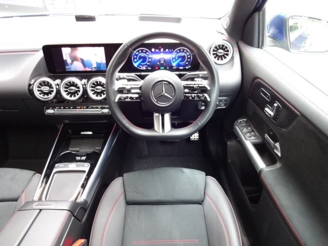 MERCEDES BENZ EQA