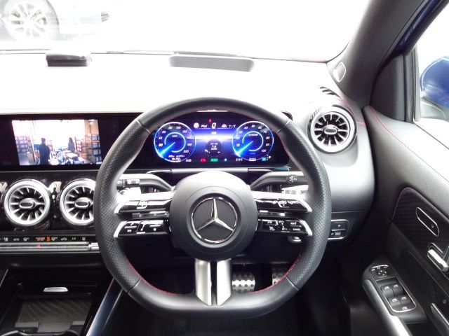MERCEDES BENZ EQA