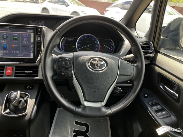 VOXY HYBRID
