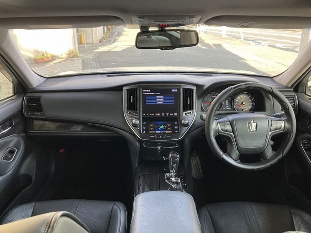 CROWN sedan hybrid