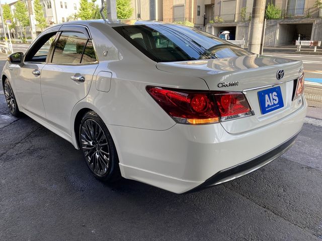 CROWN sedan hybrid