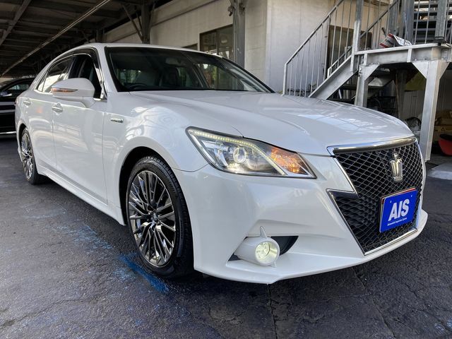 CROWN sedan hybrid