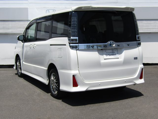 VOXY HYBRID