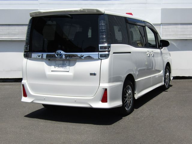 VOXY HYBRID