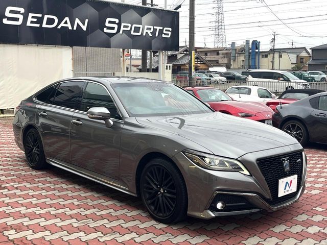 CROWN sedan hybrid
