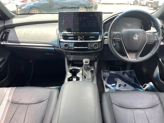CROWN sedan hybrid