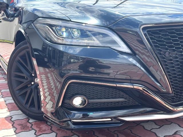 CROWN sedan hybrid