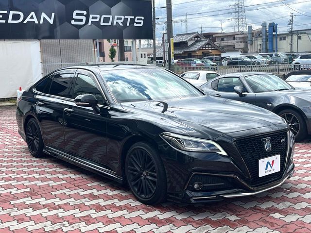 CROWN sedan hybrid