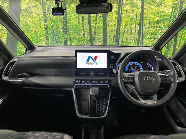 VOXY HYBRID 4WD