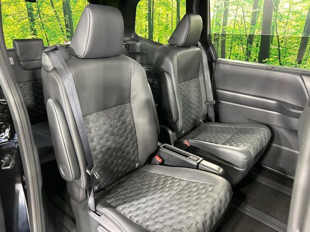 VOXY HYBRID 4WD
