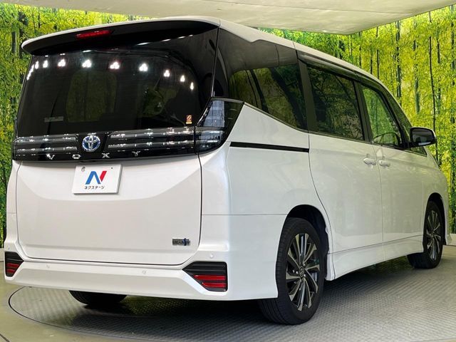 VOXY HYBRID