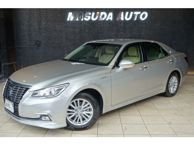 CROWN sedan hybrid
