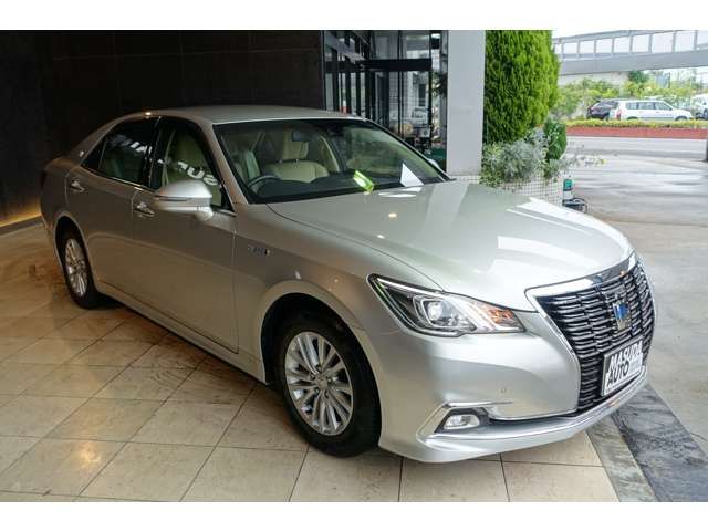 CROWN sedan hybrid
