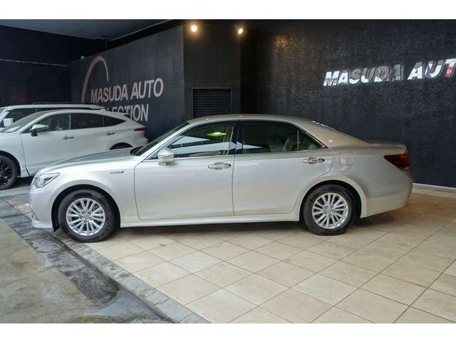CROWN sedan hybrid