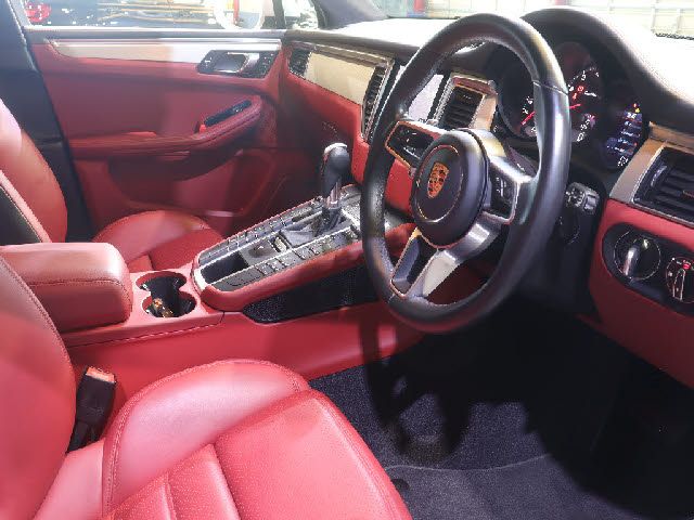 PORSCHE Macan