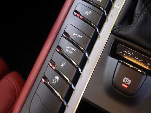 PORSCHE Macan