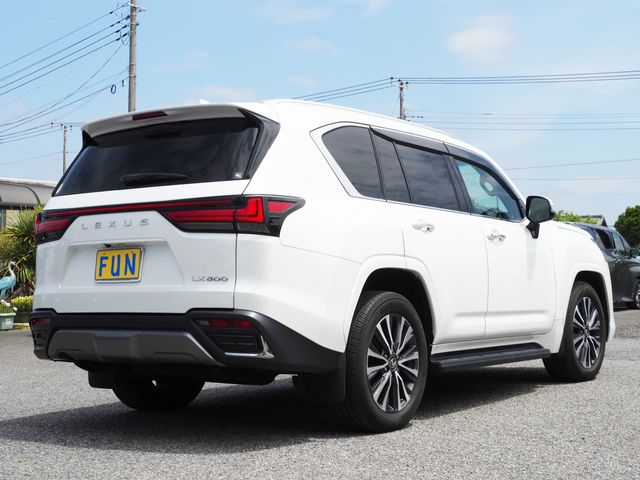LEXUS LX600