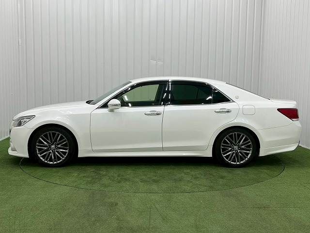 CROWN sedan hybrid