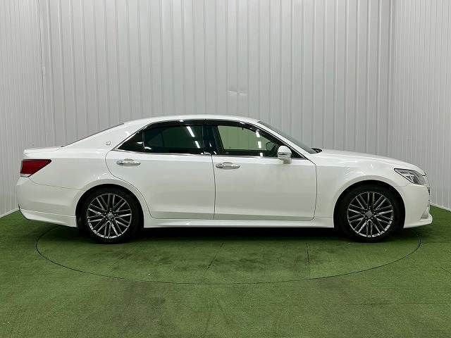CROWN sedan hybrid