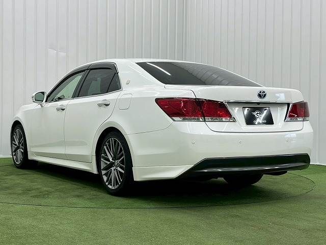 CROWN sedan hybrid