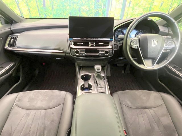 CROWN sedan hybrid