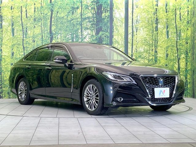 CROWN sedan hybrid