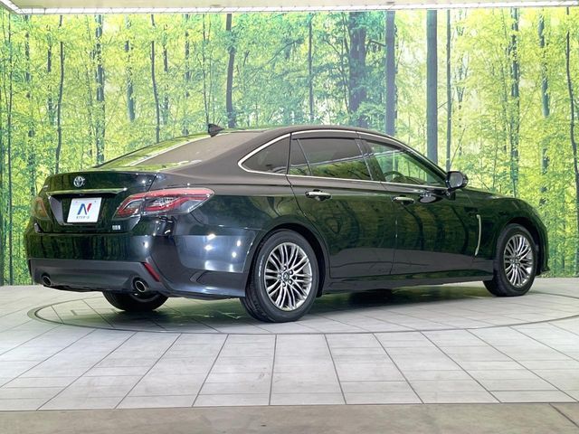 CROWN sedan hybrid