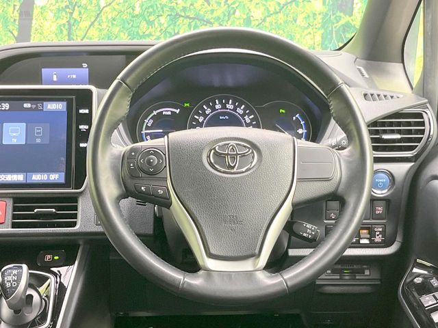 VOXY HYBRID
