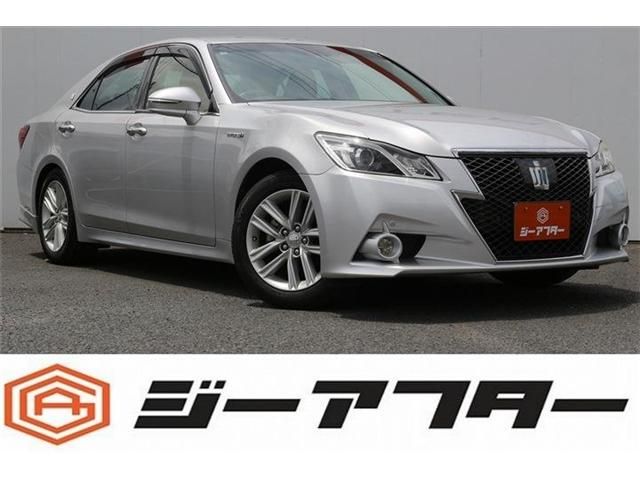 CROWN sedan hybrid