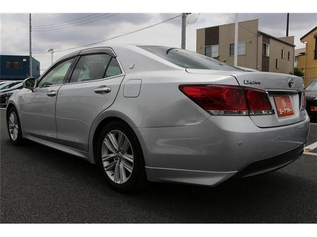CROWN sedan hybrid
