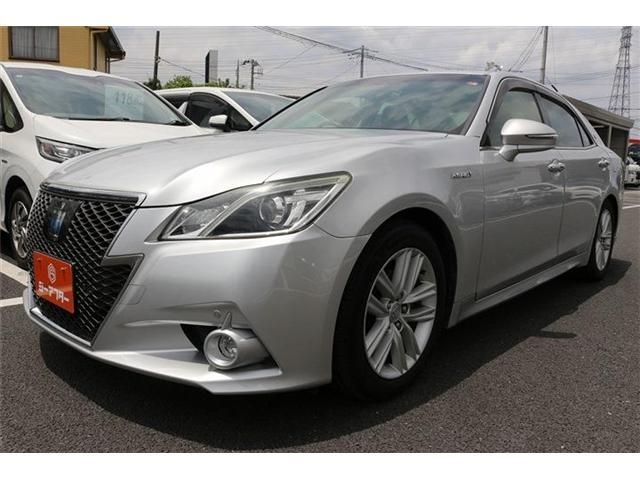 CROWN sedan hybrid