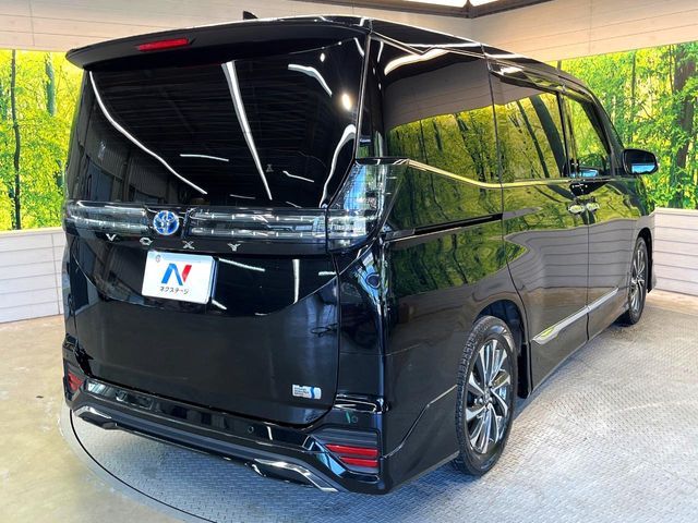 VOXY HYBRID