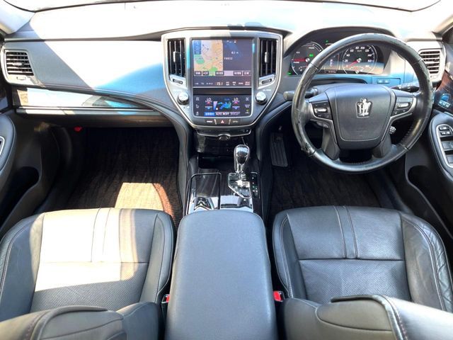 CROWN sedan hybrid