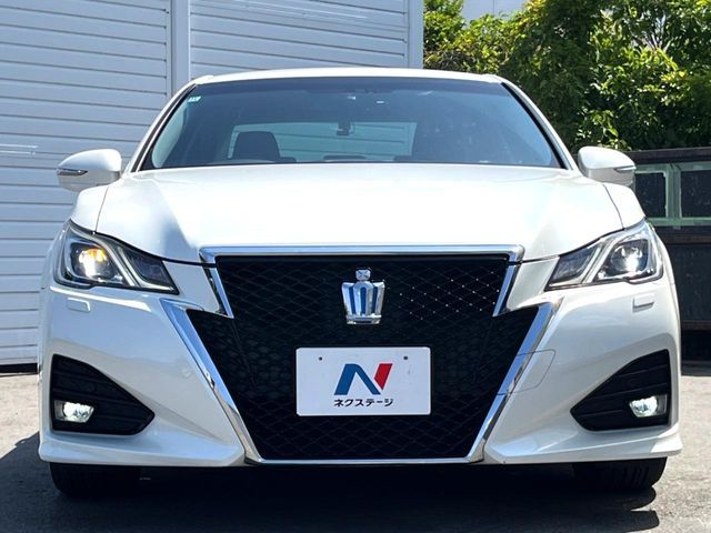 CROWN sedan hybrid