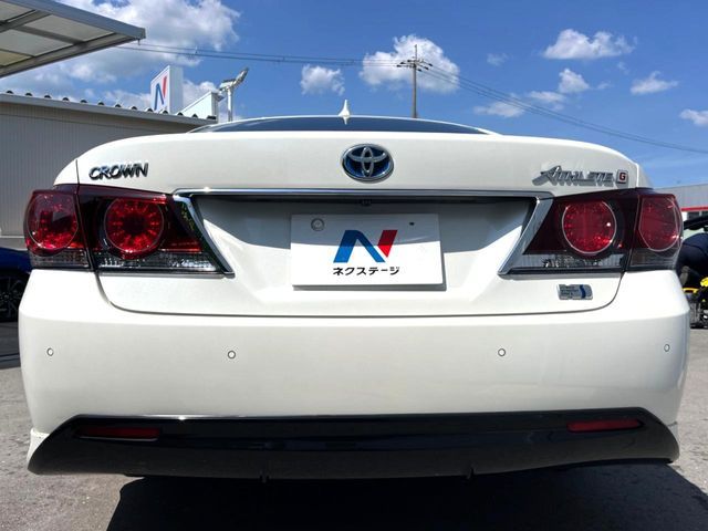 CROWN sedan hybrid