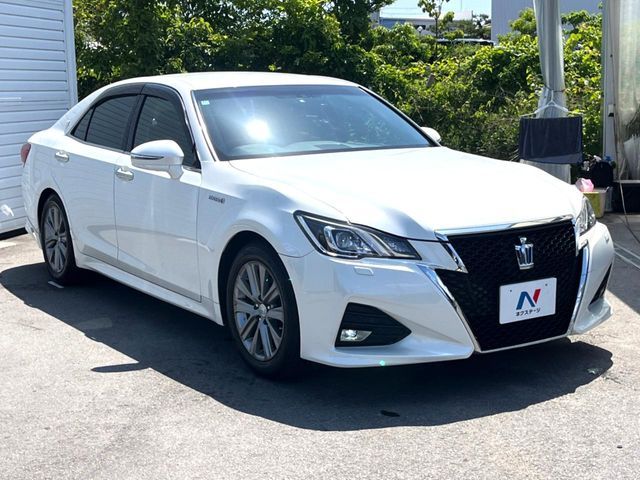 CROWN sedan hybrid