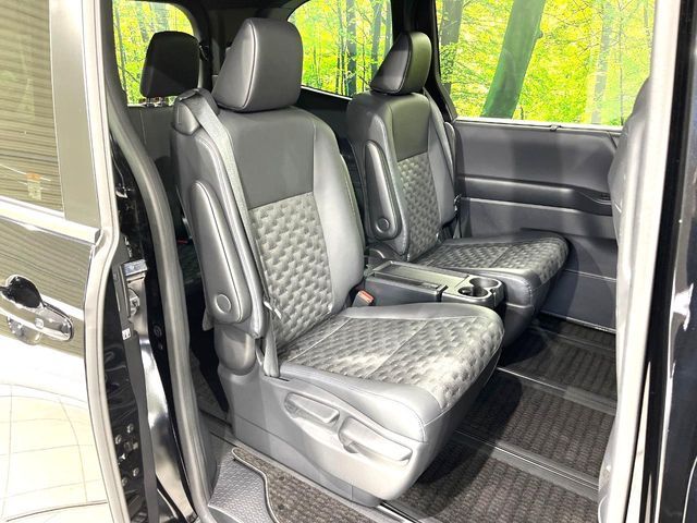 VOXY HYBRID 4WD